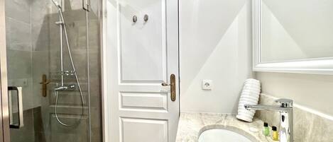 Een douche, een haardroger, handdoeken