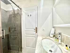 Dusch, hårtork och handdukar