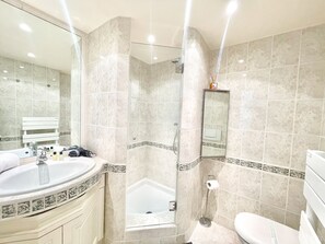 Shower, hair dryer, towels - Marina 3 bedrooms (Cannes)