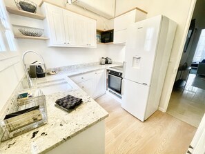 Fridge, microwave, oven, stovetop - Marina 3 bedrooms (Cannes)