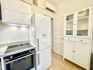 Fridge, microwave, oven, stovetop - Marina 3 bedrooms (Cannes)