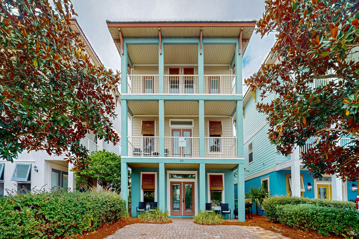 Waterfront home near the beach with lagoon-style pool & lanais - dog-friendly
