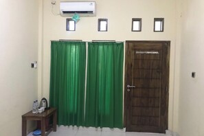 Laptop workspace, free WiFi, bed sheets