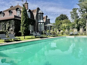 Una piscina al aire libre de temporada