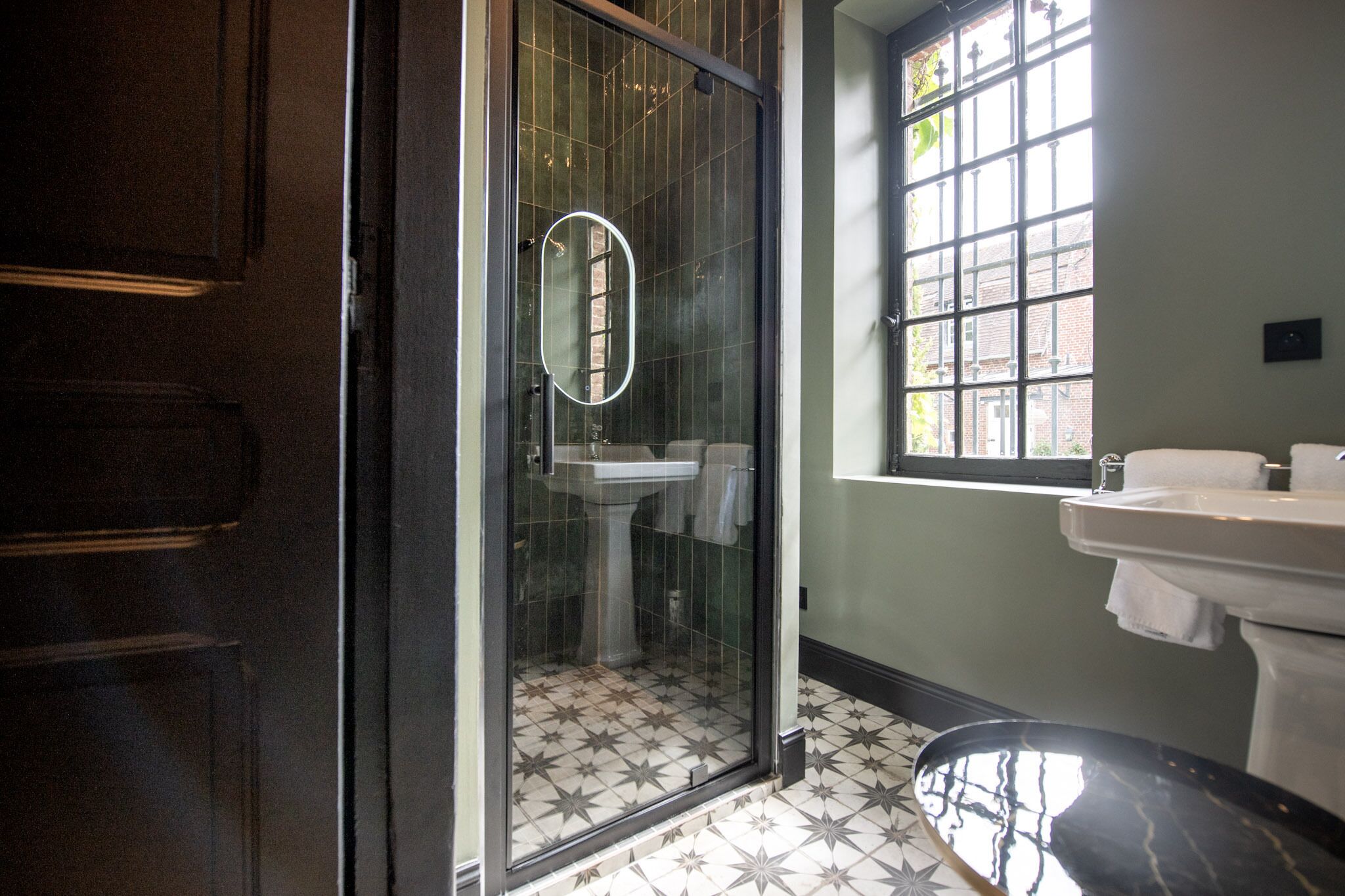 Chambre Double Supérieure | Salle de bain | Articles de toilette de luxe, peignoirs, papier toilette