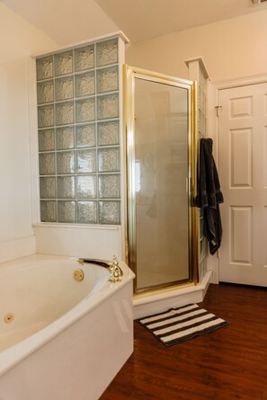 Combined shower/tub, hair dryer, towels