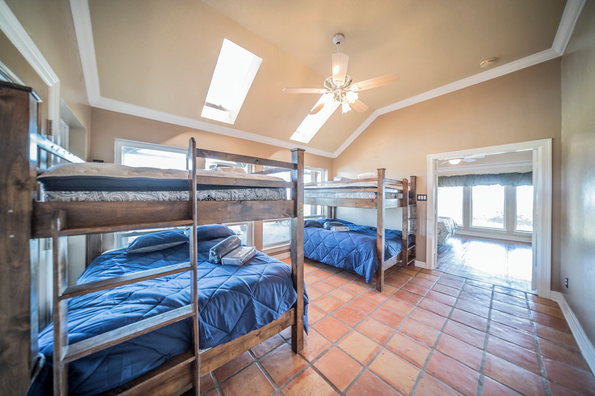 5 bedrooms, iron/ironing board, WiFi, bed sheets