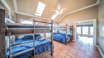 5 bedrooms, iron/ironing board, WiFi, bed sheets