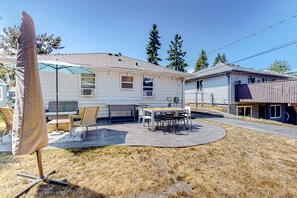 Outdoor dining - The Sunrise Sanctuary | House in Seattle with a private yard (Seattle)