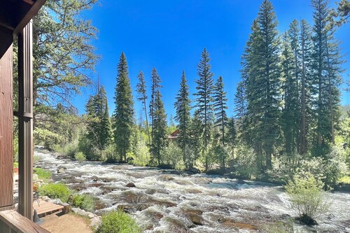 Riverfront retreat with a full kitchen, kitchenette, fireplace, & washer/dryer