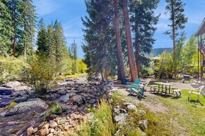 Outdoor dining - Riverfront retreat with a full kitchen, kitchenette, fireplace, & washer/dryer (Grand Lake)