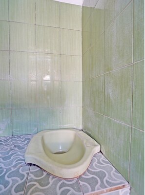 Economy Double Room | Bathroom | Shower, towels