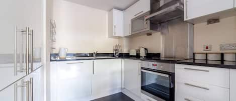Frigorifero, microonde, forno, piano cottura
