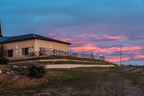 Exterior - Edenia Punta Soberana Hotel with unbeatable location in front of the Argentino Lake. (El Calafate)