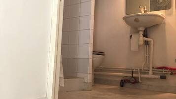 Douche, sĂšche-cheveux, serviettes fournies, savon