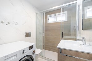 Douche, sĂšche-cheveux, serviettes fournies