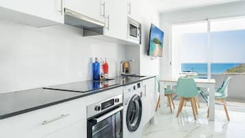 Een koelkast, een magnetron, een oven, een koffiezetapparaat/waterkoker