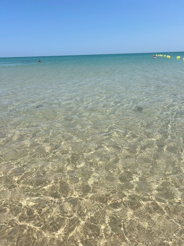 Villa a hammamet centre, 10 min a pied de la plage, piscine, climatisée, 4 ch