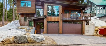 Pristine home with lovely interior, private deck, fast WiFi - great location