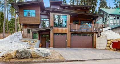 Pristine home with lovely interior, private deck, fast WiFi - great location