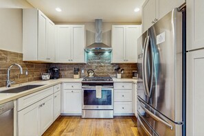 冷蔵庫、電子レンジ、オーブン、コンロ