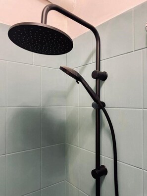 Haartrockner, Bidet, Handtücher, Seife