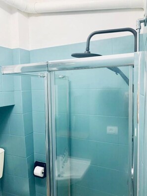 Haartrockner, Bidet, Handtücher, Seife