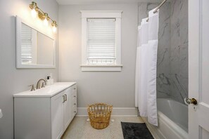 Bañera, secador de pelo y toallas