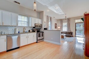 Fridge, microwave, oven, stovetop - Cooper Young Vibes Su (Memphis)