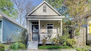 A small, single-story house with a front porch, a mailbox, and a number '910' on the front steps. - Cooper Young Vibes Su (Memphis)