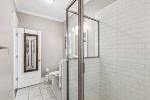 Bathtub, hair dryer, towels - Pet Friendly Cooper Young Gem (Memphis)