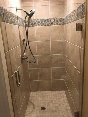 Badewanne, Haartrockner, Handtücher
