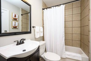Bathtub, hair dryer, towels - Retro Boho @ Liberty Park (Memphis)