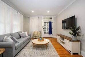 Televisión y oficina 