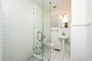Shower, hair dryer, towels - Bungalow on Blythe in Heart of Cooper Young (Memphis)