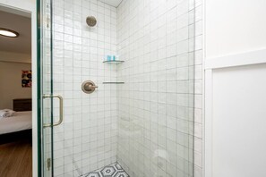 Douche, sèche-cheveux, serviettes fournies