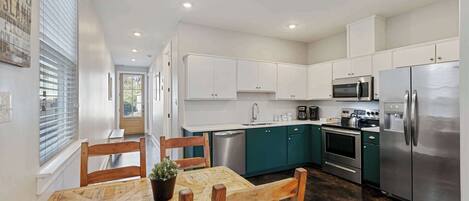 Frigorífico, microondas, horno y placa de cocina