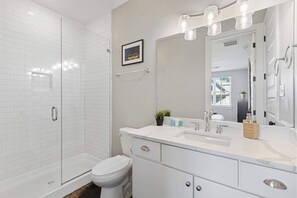 Shower, hair dryer, towels - ⭐️ 4 BEDROOM in 💙 of COOPER YOUNG ⭐️ (Memphis)