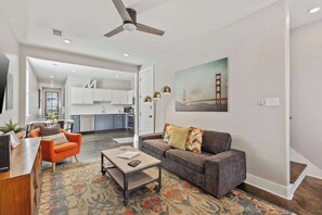 TV - ✨4 Bedroom New Home in ❤️ of CooperYoung ✨ (Memphis)