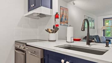 KĂŒhlschrank, Mikrowelle, Ofen, Herdplatte