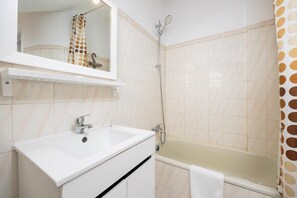 Bathtub, hair dryer, towels