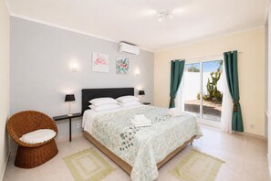 4 slaapkamers, een strijkplank/strijkijzer, wifi, beddengoed