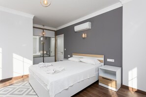 5 bedrooms, iron/ironing board, WiFi, bed sheets