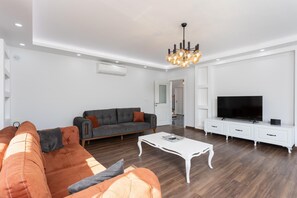 TV - Villa Capital - Five Bedroom Villa, Sleeps 10 (Dalyan)