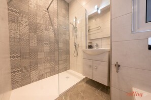 Shower, hair dryer - Seaside Penthouse with Stunning Seaviews (San Pawl il-Baħar)