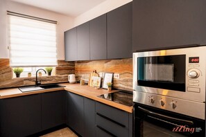 Kühlschrank, Mikrowelle, Ofen, Herdplatte