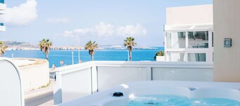 Stunning Holiday Villa with a Heated Jacuzzi