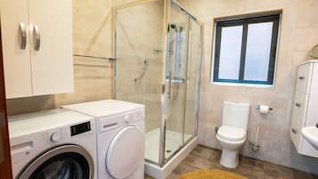 Ducha, secador de pelo y toallas