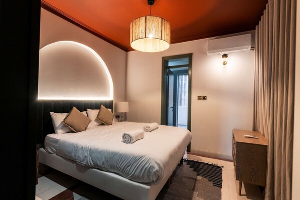 2 habitaciones, escritorio y tabla de planchar con plancha 