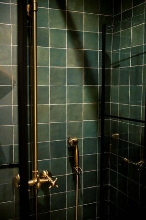 Dusche, Haartrockner, Handtücher, Shampoo